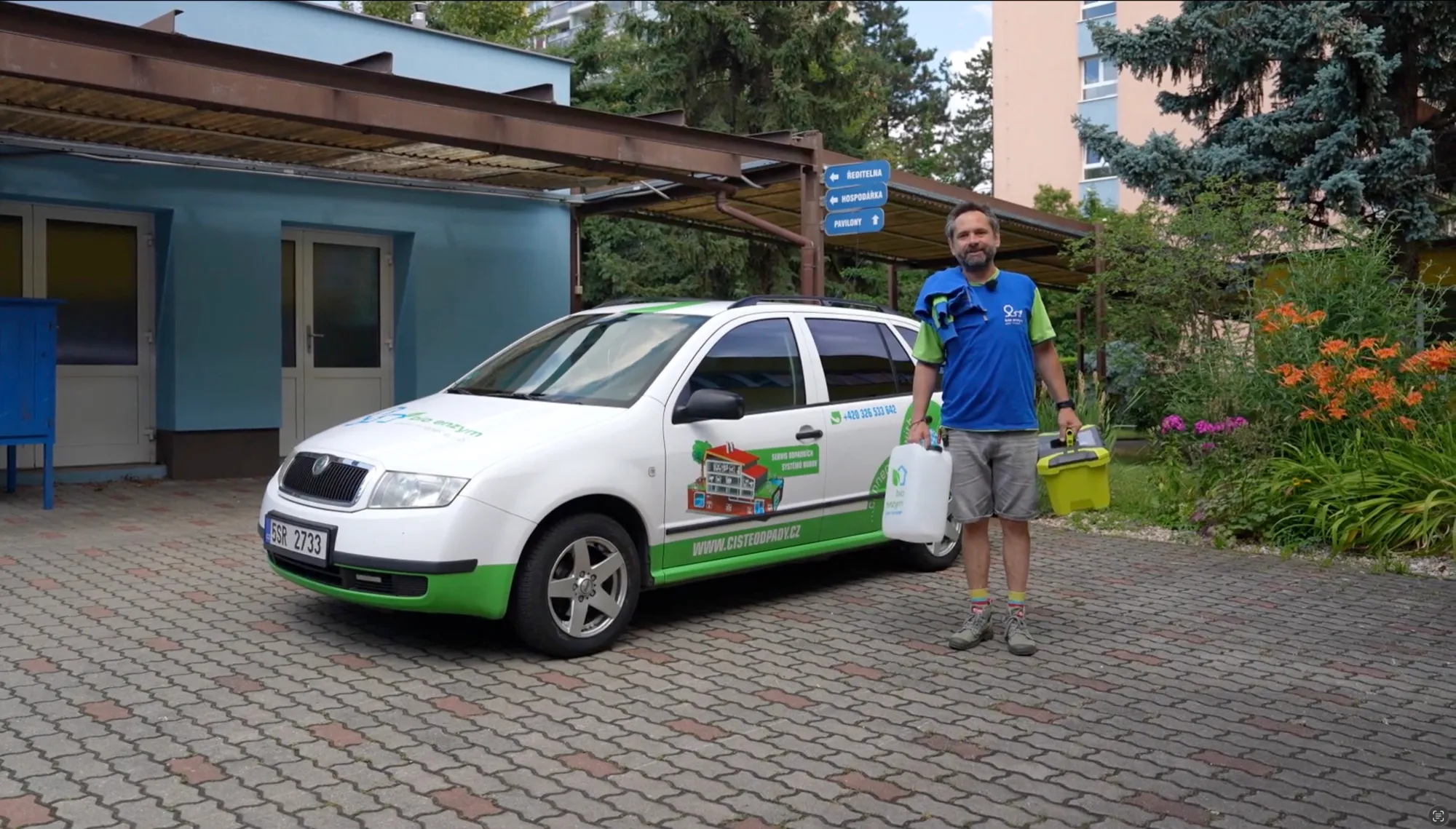Petr Mrázek pri servisnom aute BIOENZYM